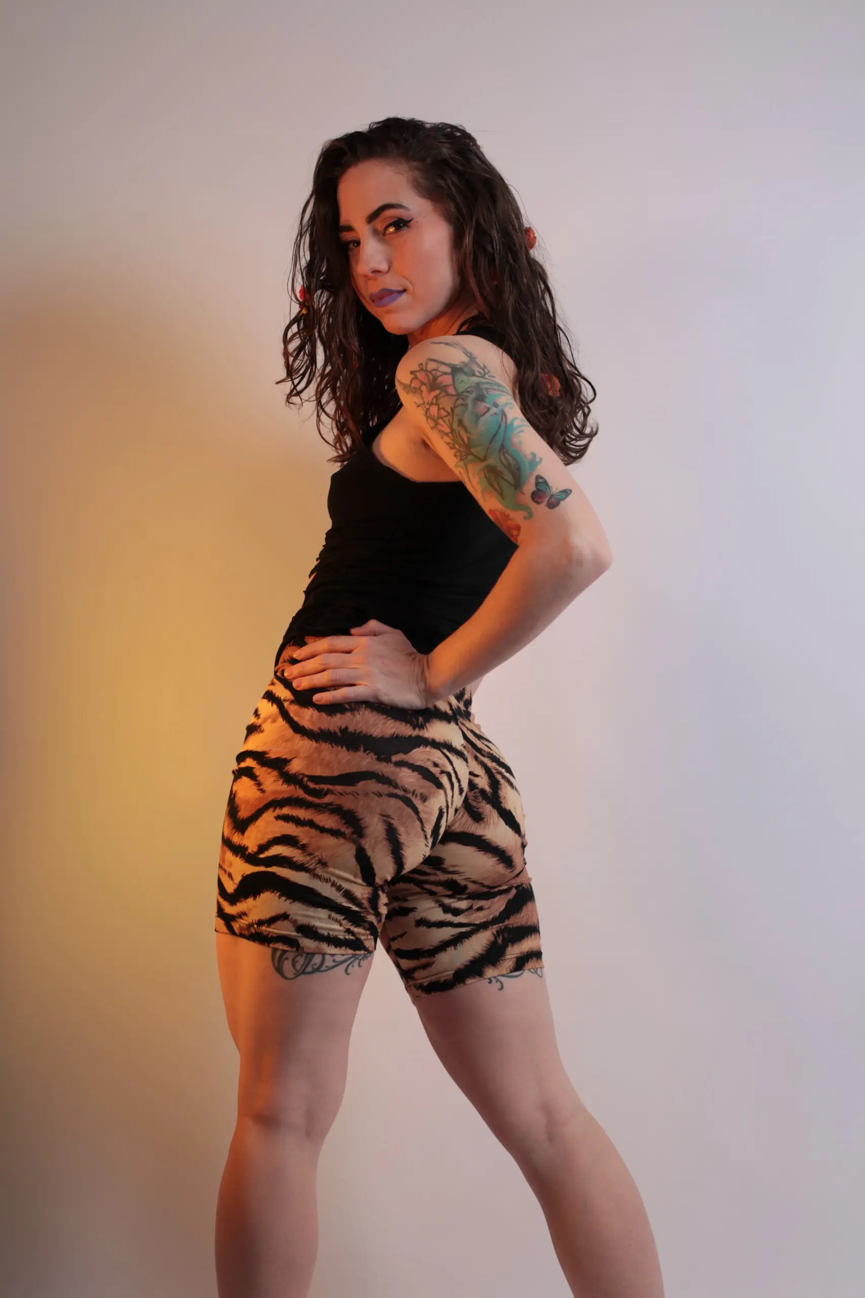 QUQU - - CUT3 2camiseta cut out negra opcion 1 tirantes scaled