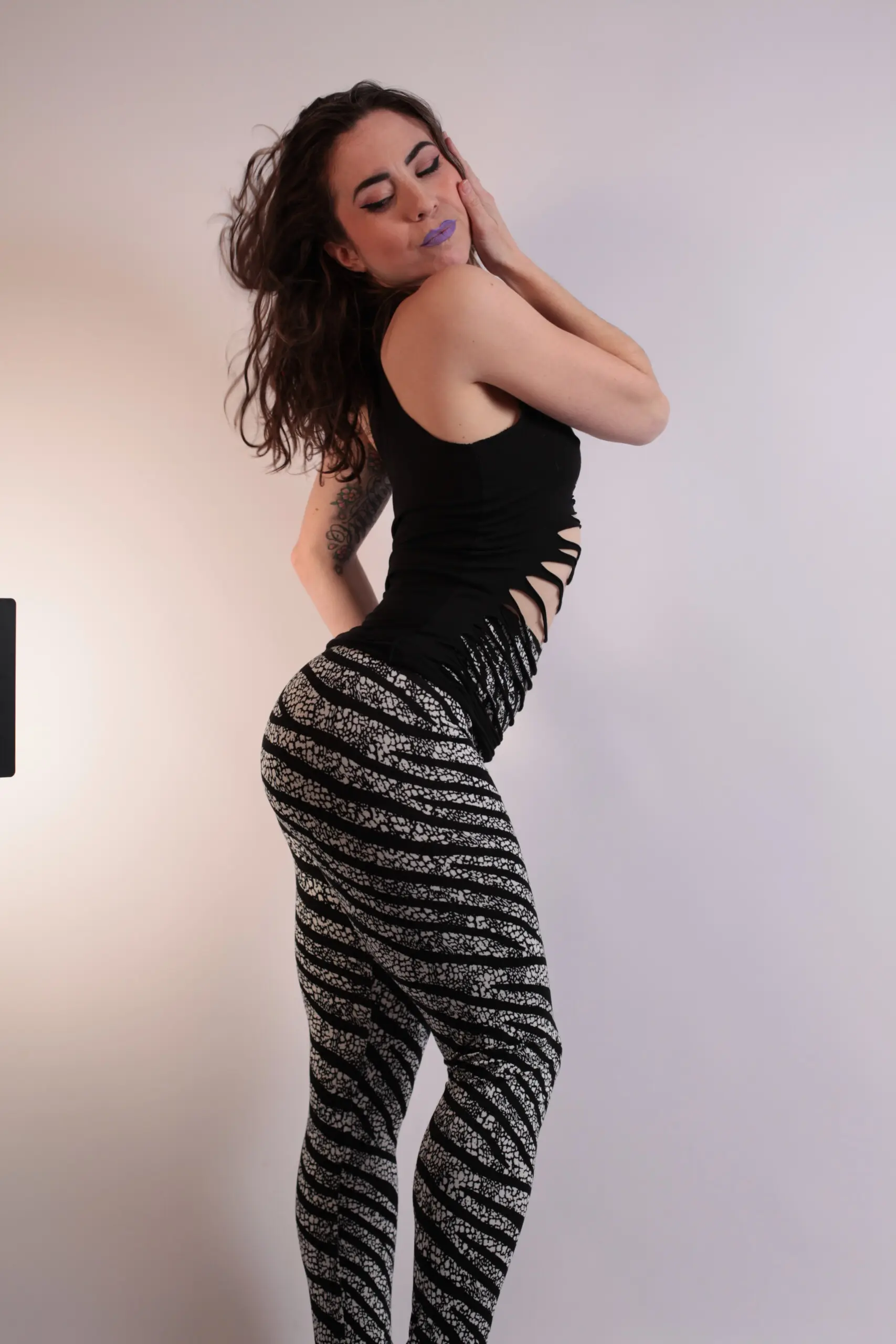 QUQU - - CUT3 camiseta cut out negra opcion 1 tirantes 2 scaled