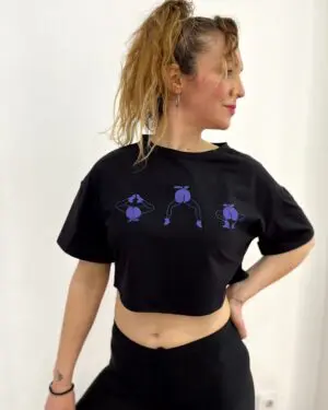 QUQU - Camiseta crop top ququ bailando - CA2 1.1camiseta crop top NEGRO dibujos lilas scaled