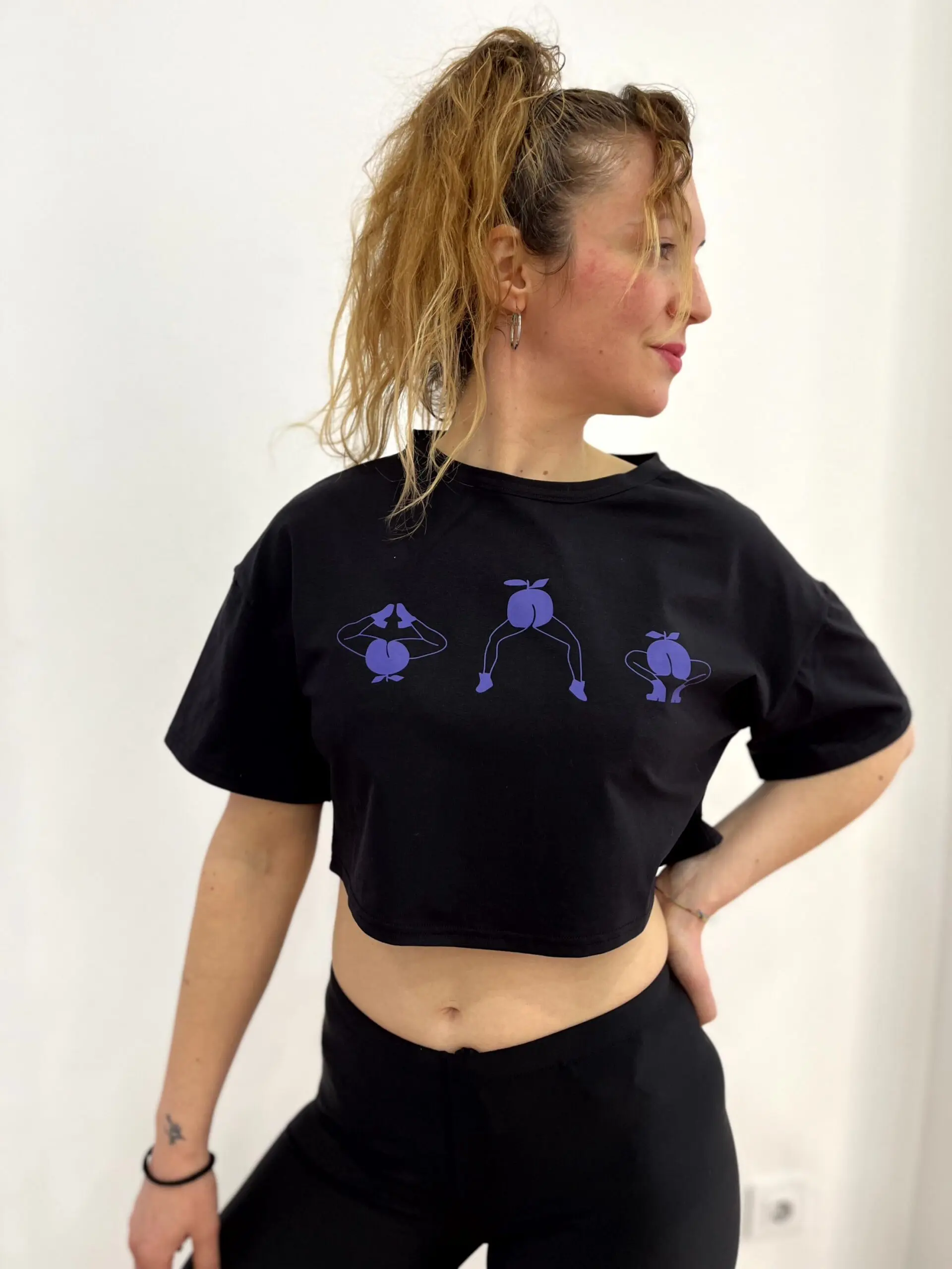 QUQU - Camiseta crop top ququ bailando - CA2 1.1camiseta crop top NEGRO dibujos lilas scaled