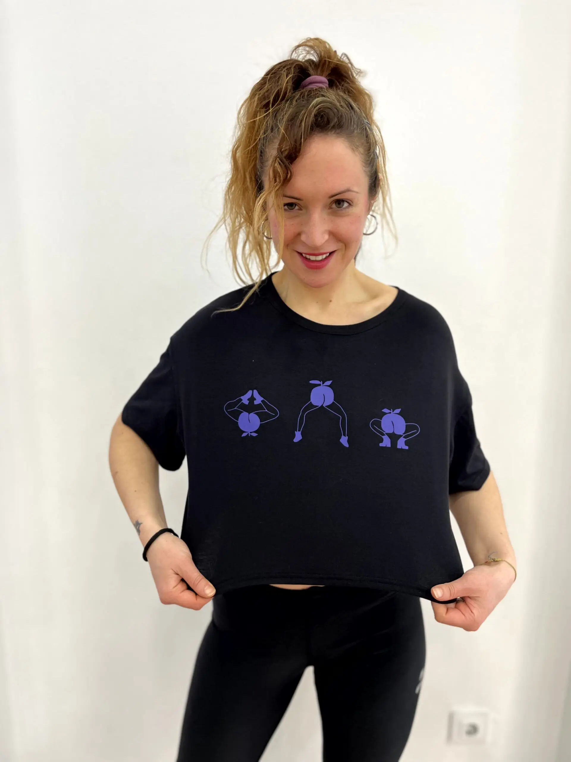 QUQU - Camiseta crop top ququ bailando - CA2 1.2camiseta crop top NEGRO dibujos lilas scaled