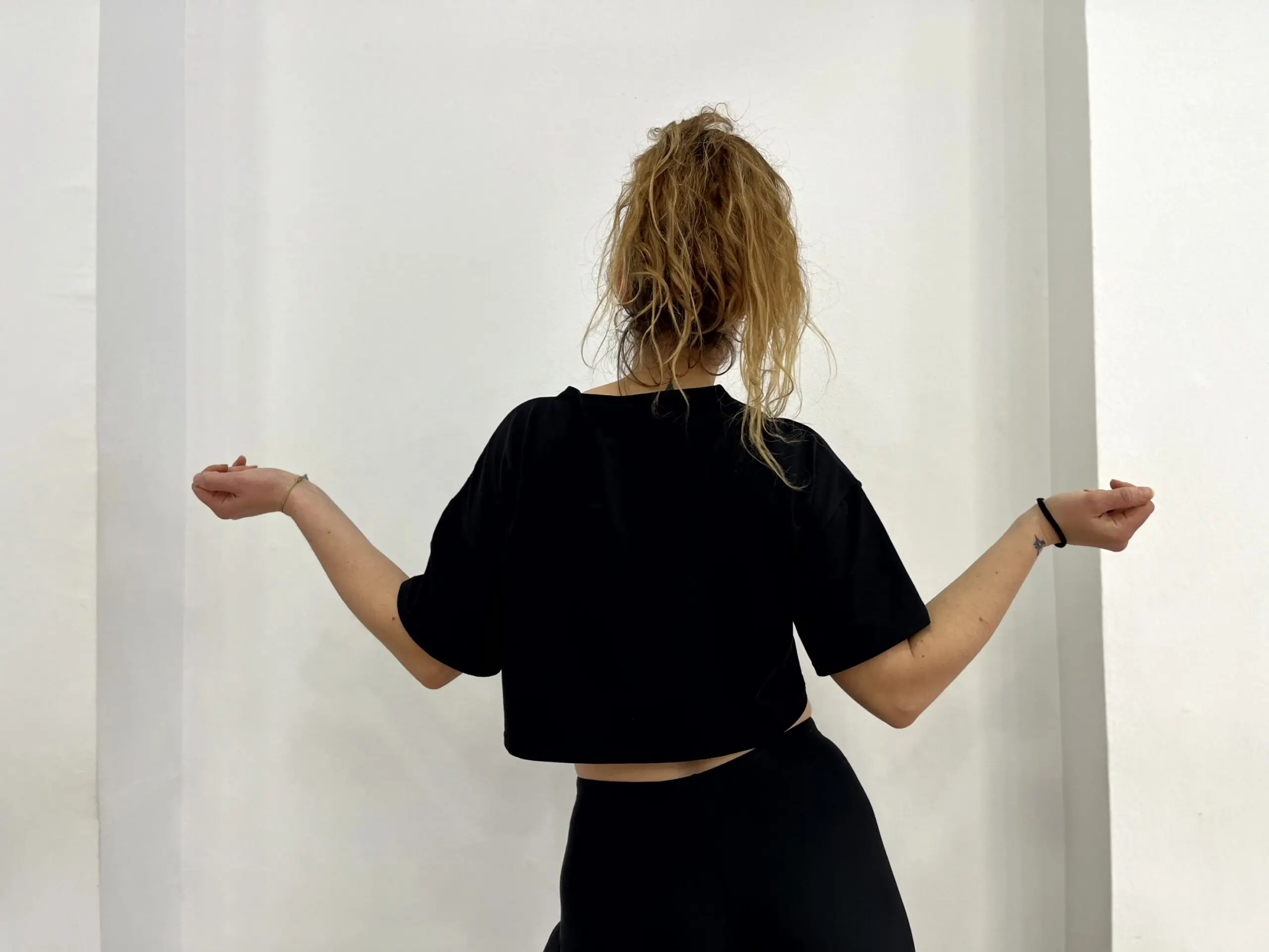 QUQU - Camiseta crop top ququ bailando - CA2 3camiseta crop top NEGRO dibujos lilas scaled