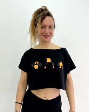 QUQU - Camiseta crop top ququ bailando - CA3 1.1camiseta crop top NEGRO dibujos naranjas scaled