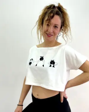QUQU - Camiseta crop top ququ bailando - CA4 1.2camiseta crop top BLANCA dibujos negros scaled