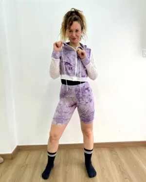 QUQU - Conjunto sudadera red y mallas ciclistas combinación tie dye LILA - CJ2 1.1Conjunto sudadera red y mallas ciclistas combinacion tie dye LILA scaled