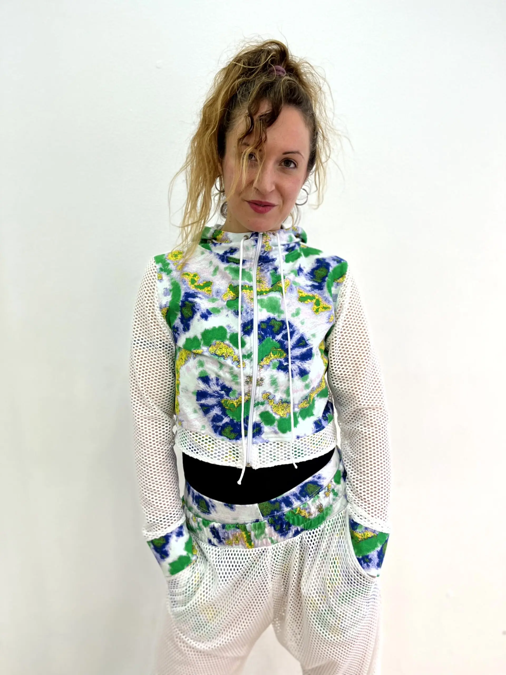 QUQU - - CJ4 1.1Conjunto sudadera red culote y pantalon ancho tie dye ESPIRAL COLORES scaled