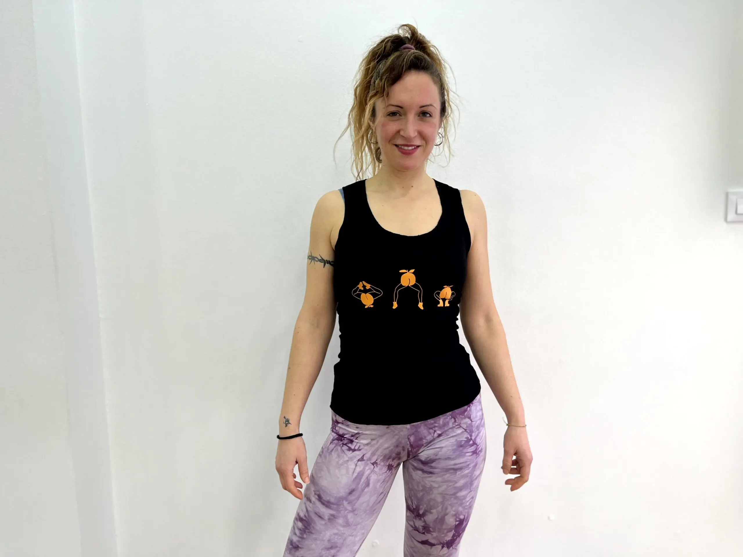 QUQU - - CUT 3 1.2camiseta cut out negra tirantes dibujo melocotones NARANJA scaled