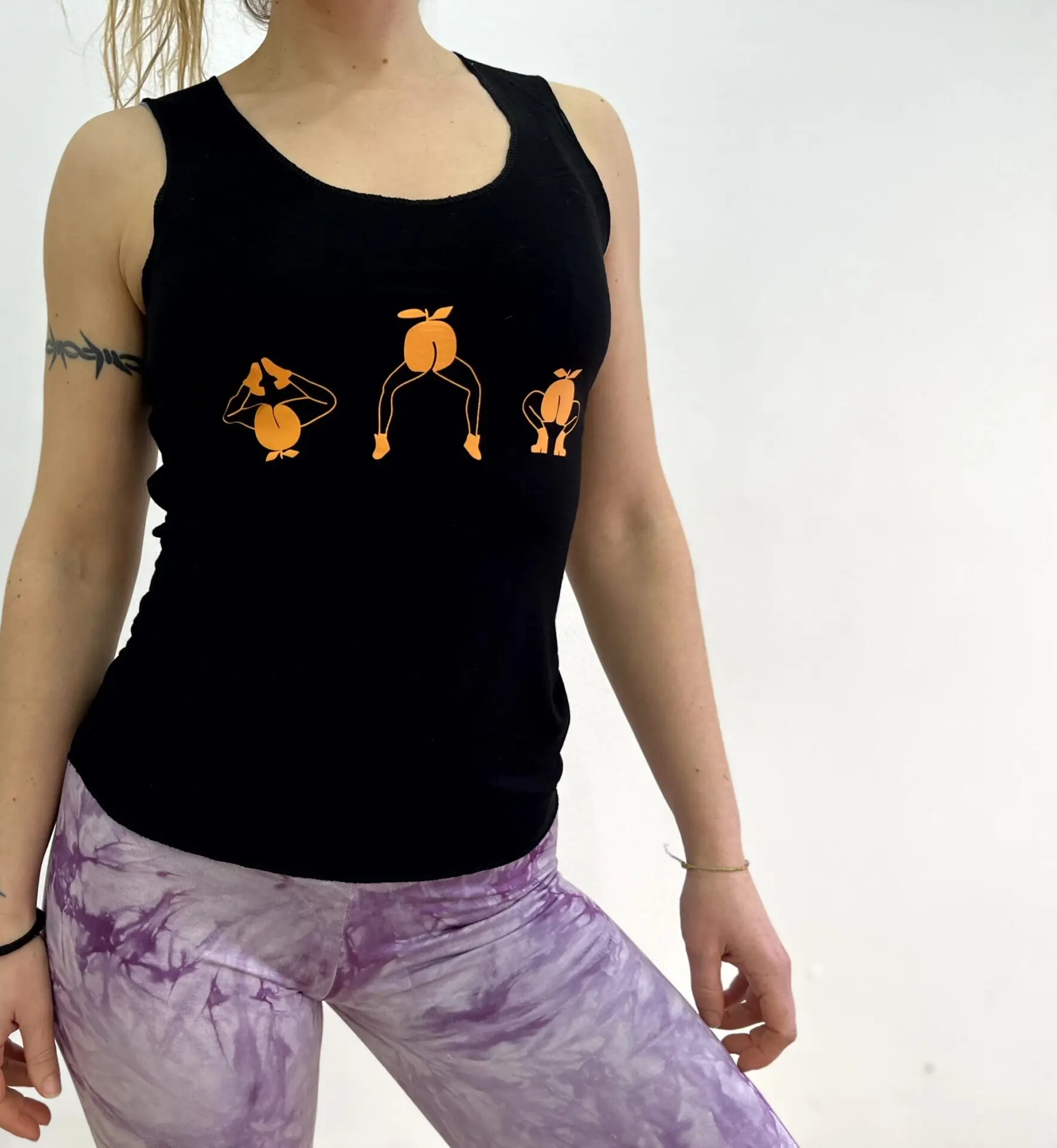 QUQU - camiseta cut out negra tirantes dibujo melocotones NARANJA - CUT4 1.1camiseta cut out negra tirantes dibujo melocotones NARANJA scaled e1745954934134