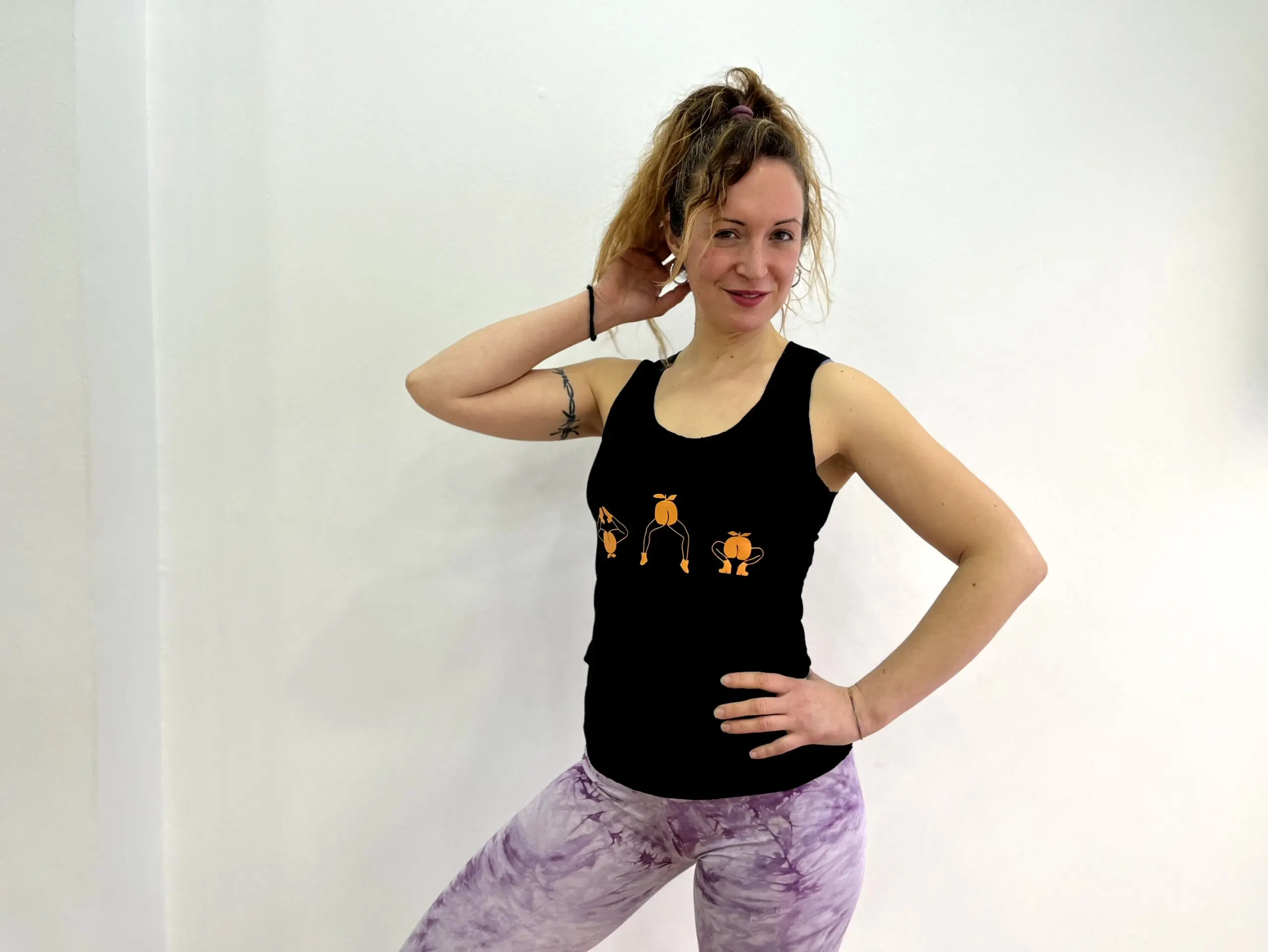 QUQU - camiseta cut out negra tirantes dibujo melocotones NARANJA - CUT4 2camiseta cut out negra tirantes dibujo melocotones NARANJA scaled