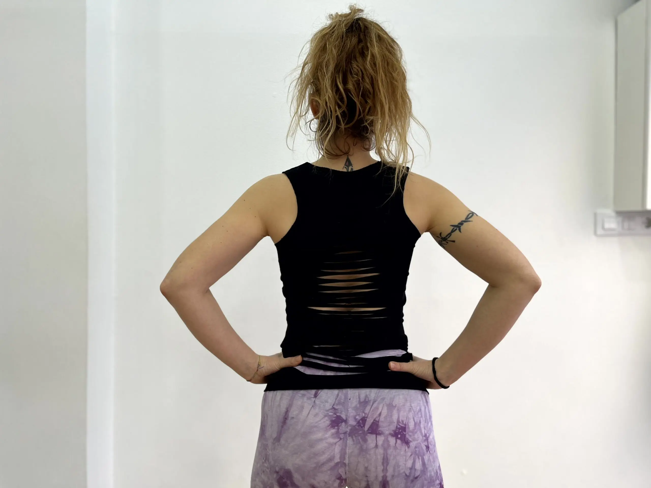 QUQU - camiseta cut out negra tirantes dibujo melocotones NARANJA - CUT4 3camiseta cut out negra tirantes dibujo melocotones NARANJA scaled