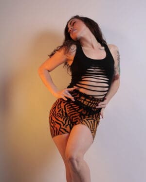 QUQU - camiseta cut out negra opcion 2 tirantes - CUT34 camiseta cut out negra opcion 1 tirantes 1 scaled